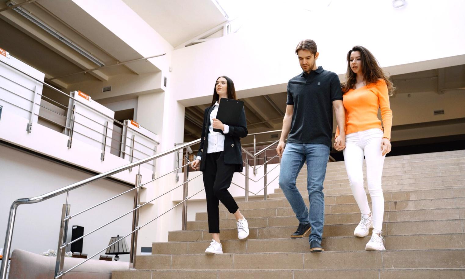 Espacio de trabajo organizado con materiales de planificación financiera