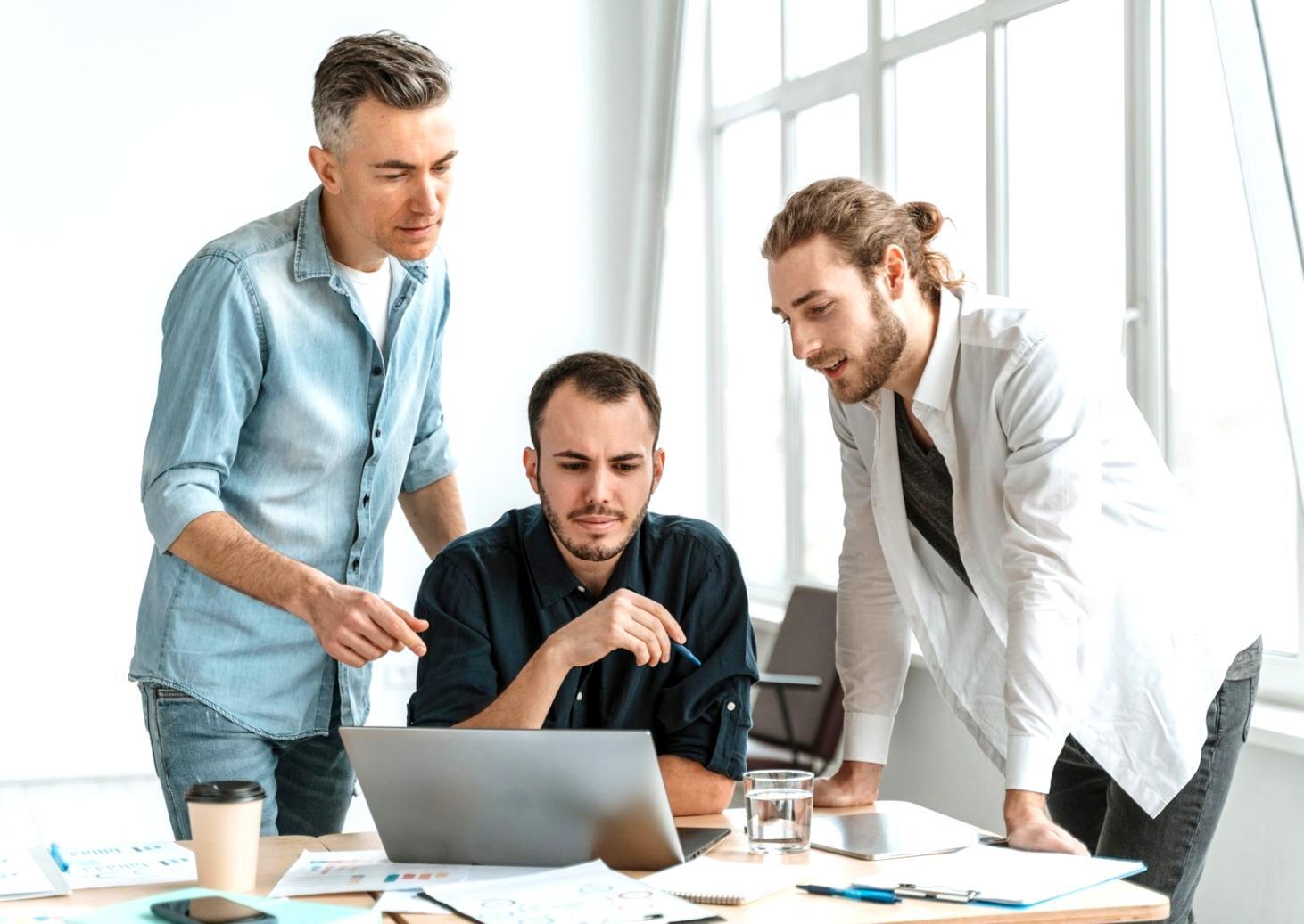 Análisis de gastos mensuales con categorización detallada