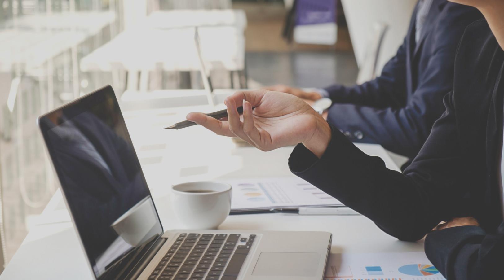 Persona trabajando con documentos financieros y calculadora en un espacio organizado
