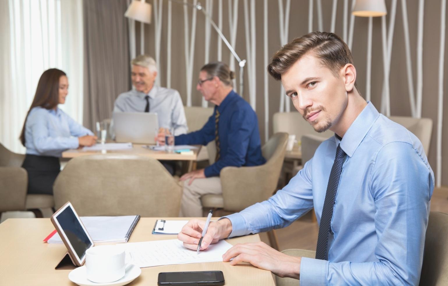 Sesión de trabajo desarrollando nuevos materiales educativos
